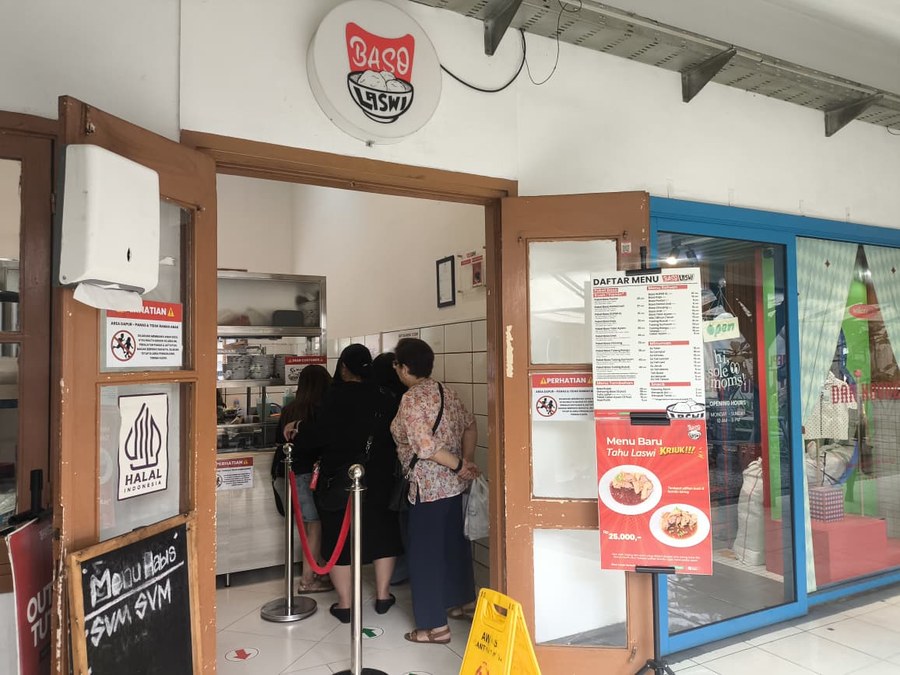 Area pemesanan Baso Laswi dengan daftar menu dan pelanggan mengantre